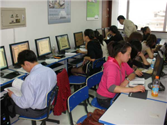电脑学员上课